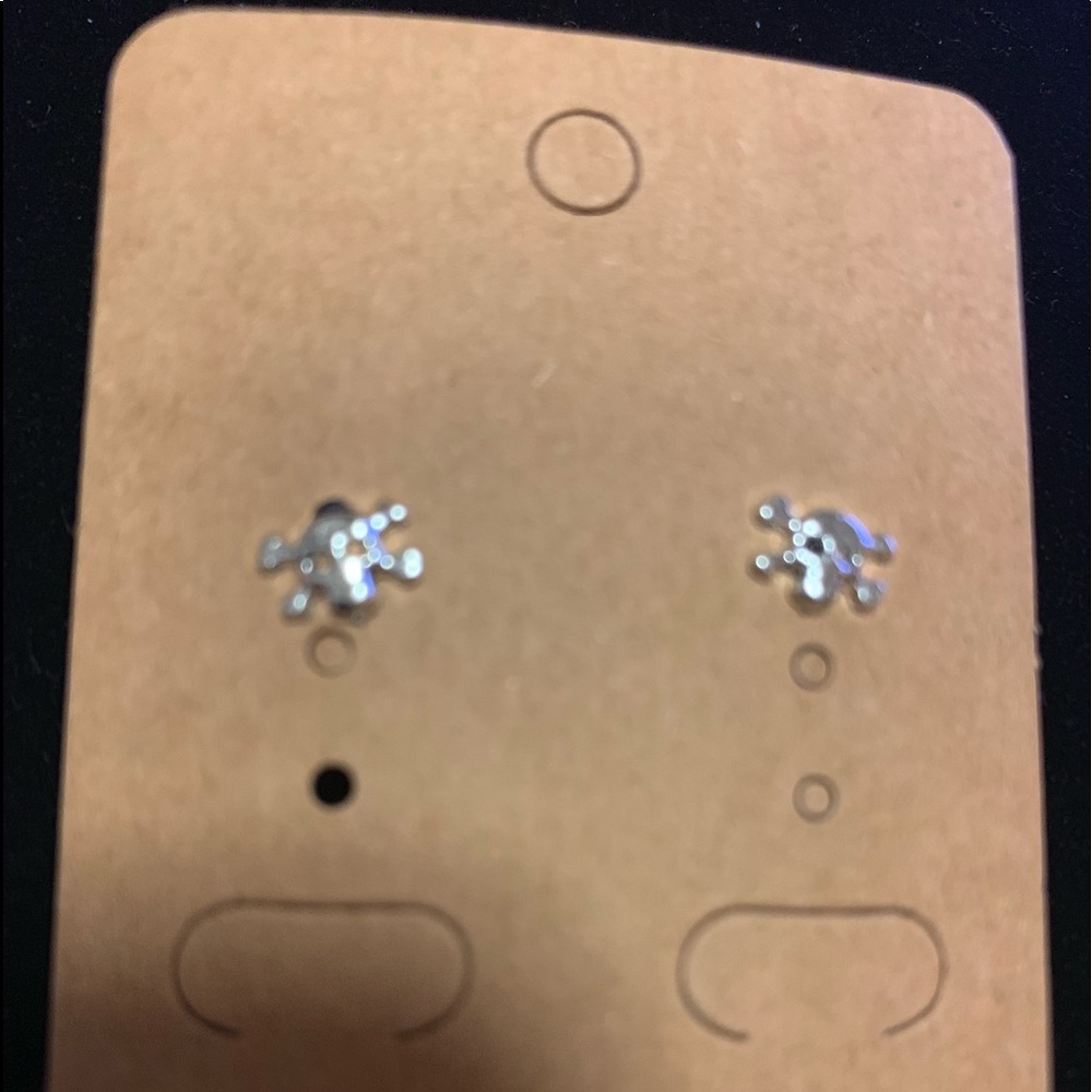 Earrings Studs - Picture 1 of 2